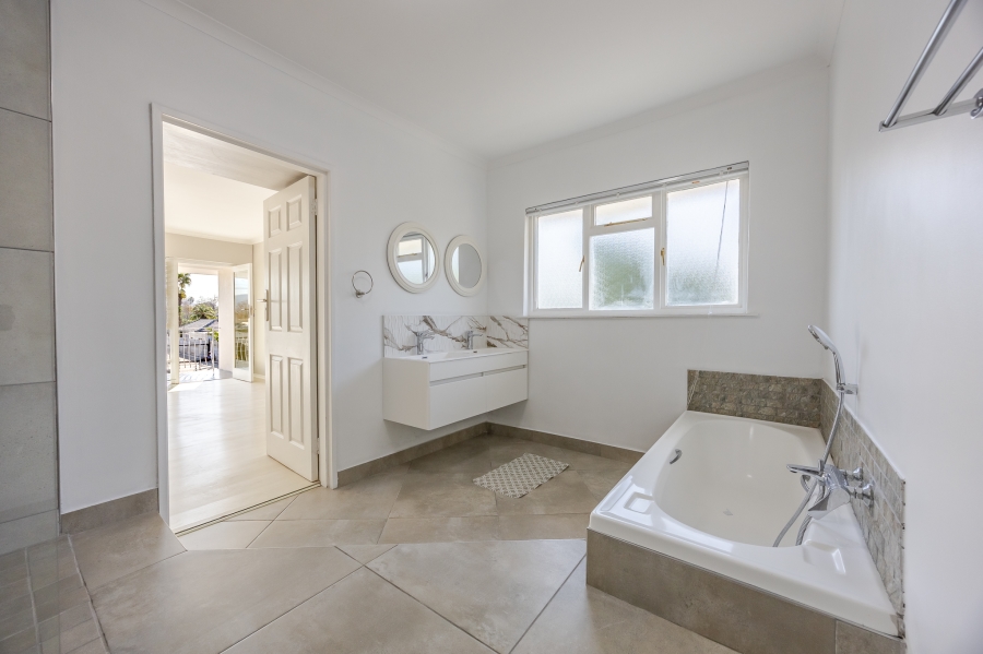 4 Bedroom Property for Sale in Belgravia Western Cape